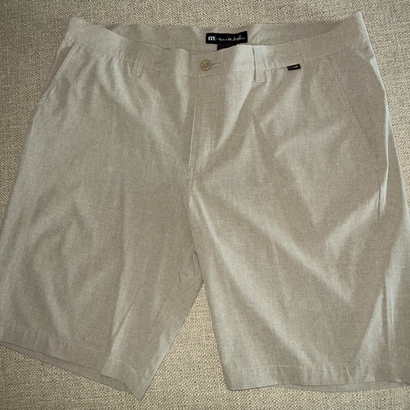 Travis Matthews Men’s Beck Short.  Tan, size 38, 9.5 inch inseam. - Picture 1 of 2